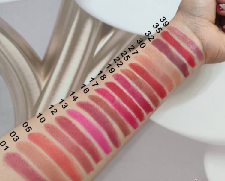 رژ لب مات مخملی ولوت گلدن رز مدل Velvet Matte رنگ قوی، ماندگاری بالا و متنوع